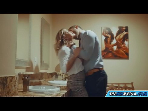 ❤️ جڏهن هڪ busty سنهري اوھان کي هڪ عوامي آرام روم ۾ seduces ❤️❌  ❤